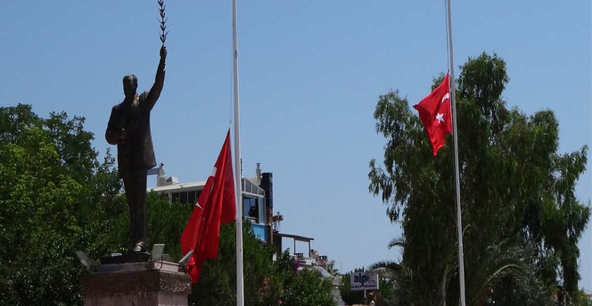 Bayrağa Göndere Çeken Vatandaşı Yanlış Anlayıp Saldırdılar