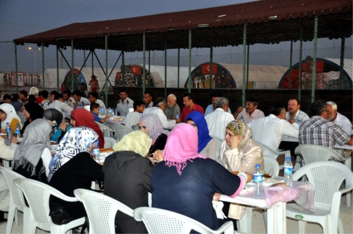 Çadır Kentteki Gönüllü Birimler İftarda Bir Araya Geldi