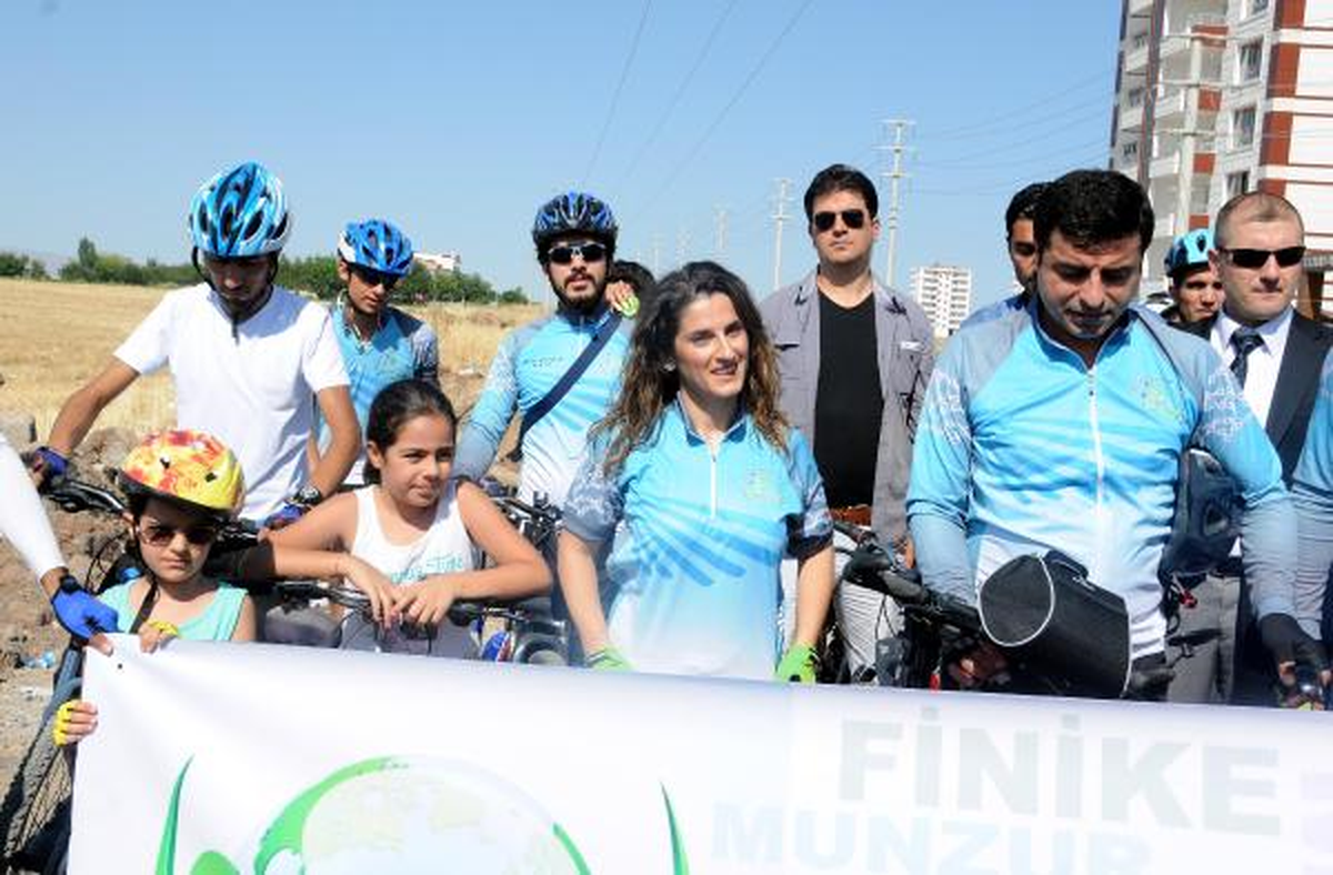 Demirtaş, Eşi ve Çocuklarıyla Pedal Çevirdi