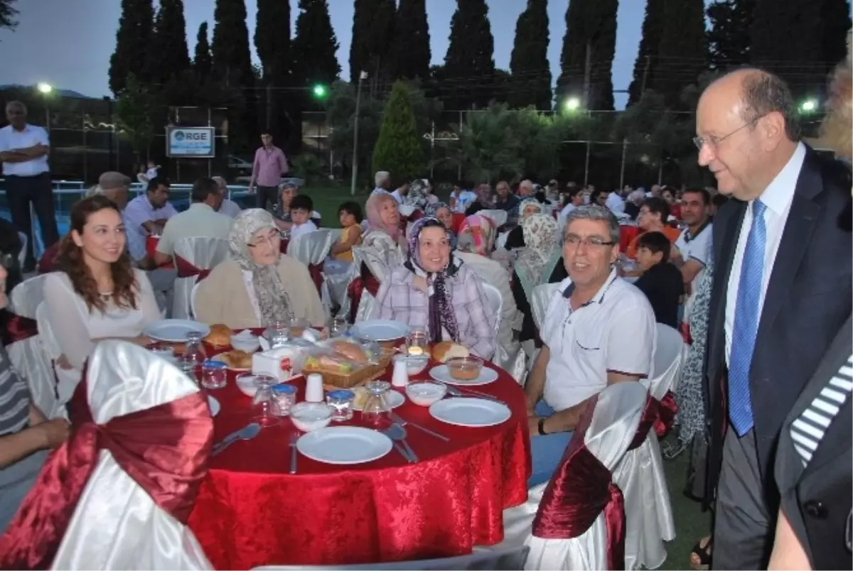 Efeler Belediye Başkanı Özakcan, Kadir Gecesinde İftarını Şehit Aileleri ile Birlikte Açtı