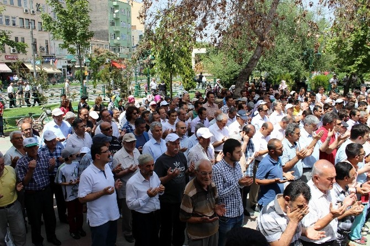 Filistin\'de Hayatını Kaybedenler İçin Gıyabi Cenaze Namazı