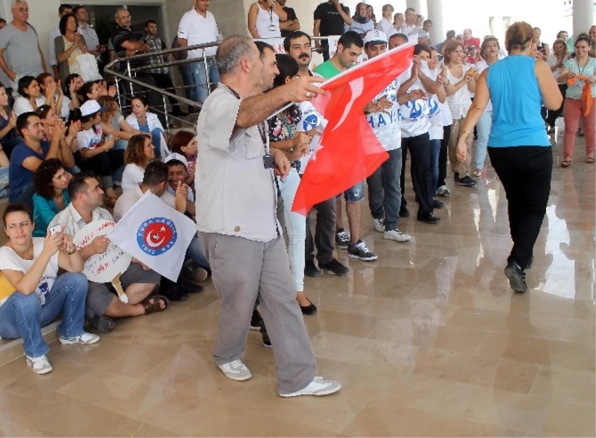 Hastane Önünde Halaylı İş Bırakma Eylemi