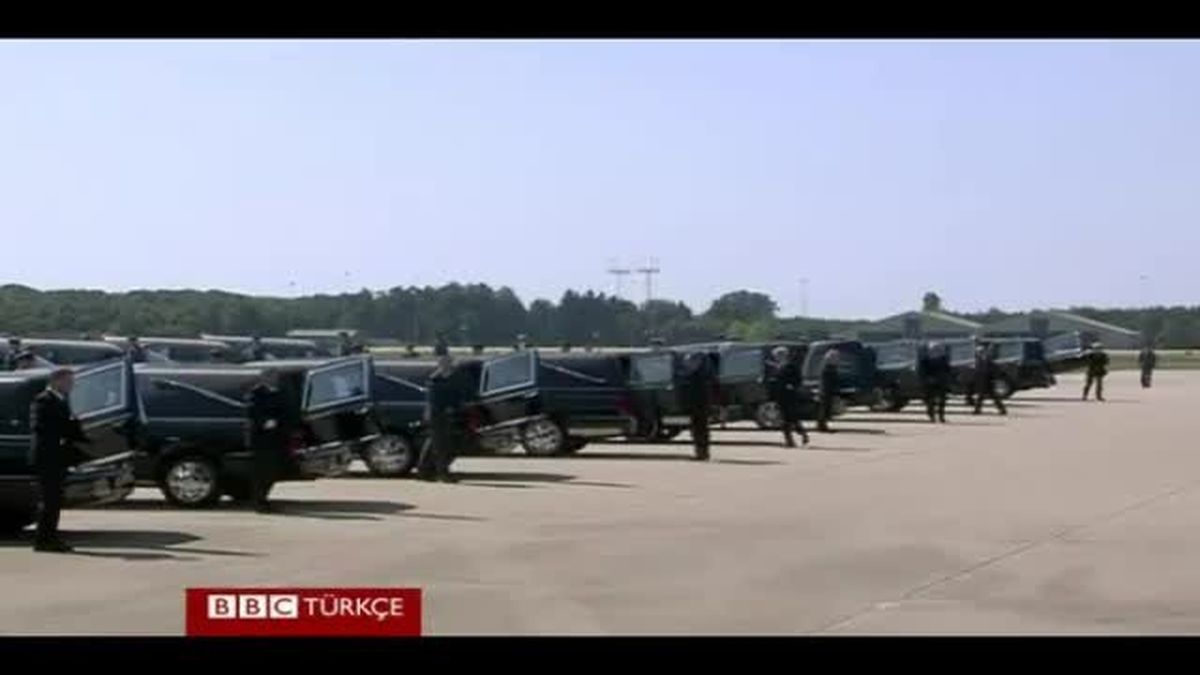 Hollanda Cenazelerini Karşıladı
