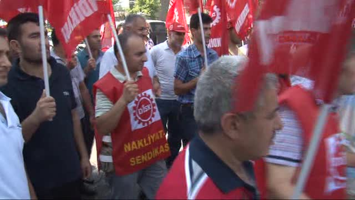 İsrail Başkonsolosluğu Önünde İsrail Bayraklarını Yaktılar