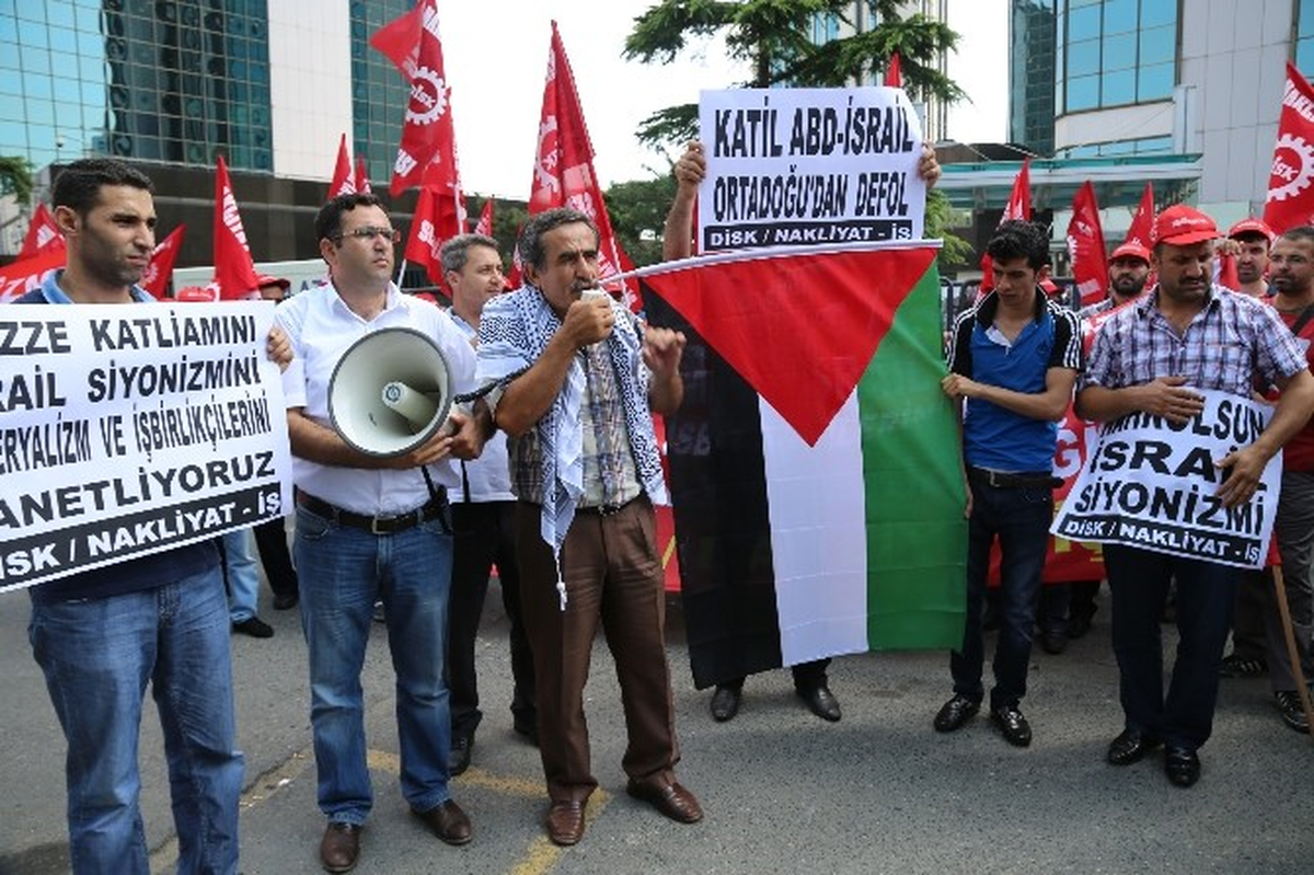 İsrail Bayraklarını Yakan Eylemciler, Konsolosluğa Ayakkabı Fırlattı