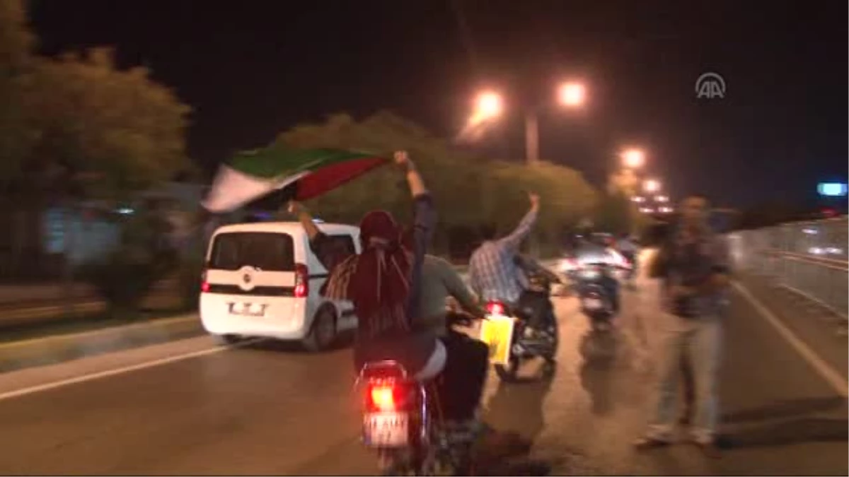 ABD Adana Konsolosluğu\'na Filistin Bayrağı Astılar