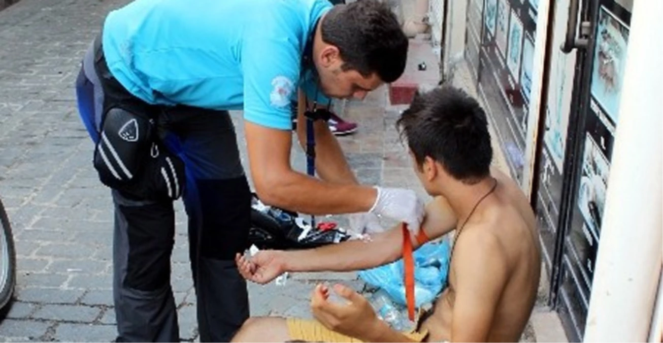 Antalya\'da Genç, Kız Arkadaşına Bakan 2 Kişiyi Bıçakladı