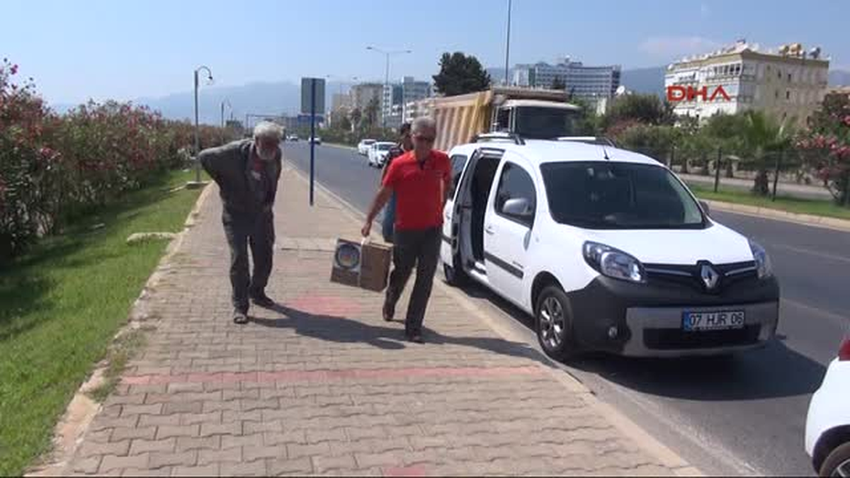 Mersin\'de Bir Dernek Köprü Altında Yaşayan Çifte Sahip Çıktı