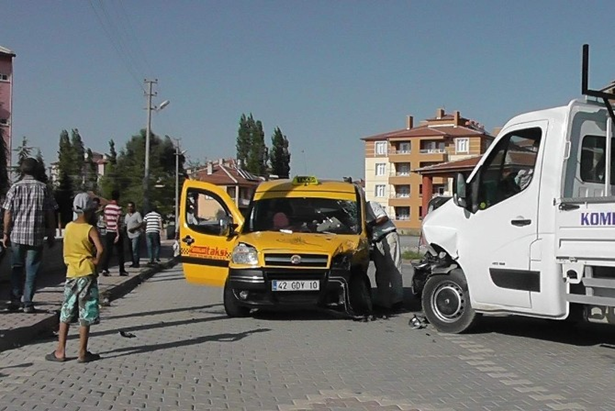 Kulu\'da Trafik Kazası: 4 Yaralı