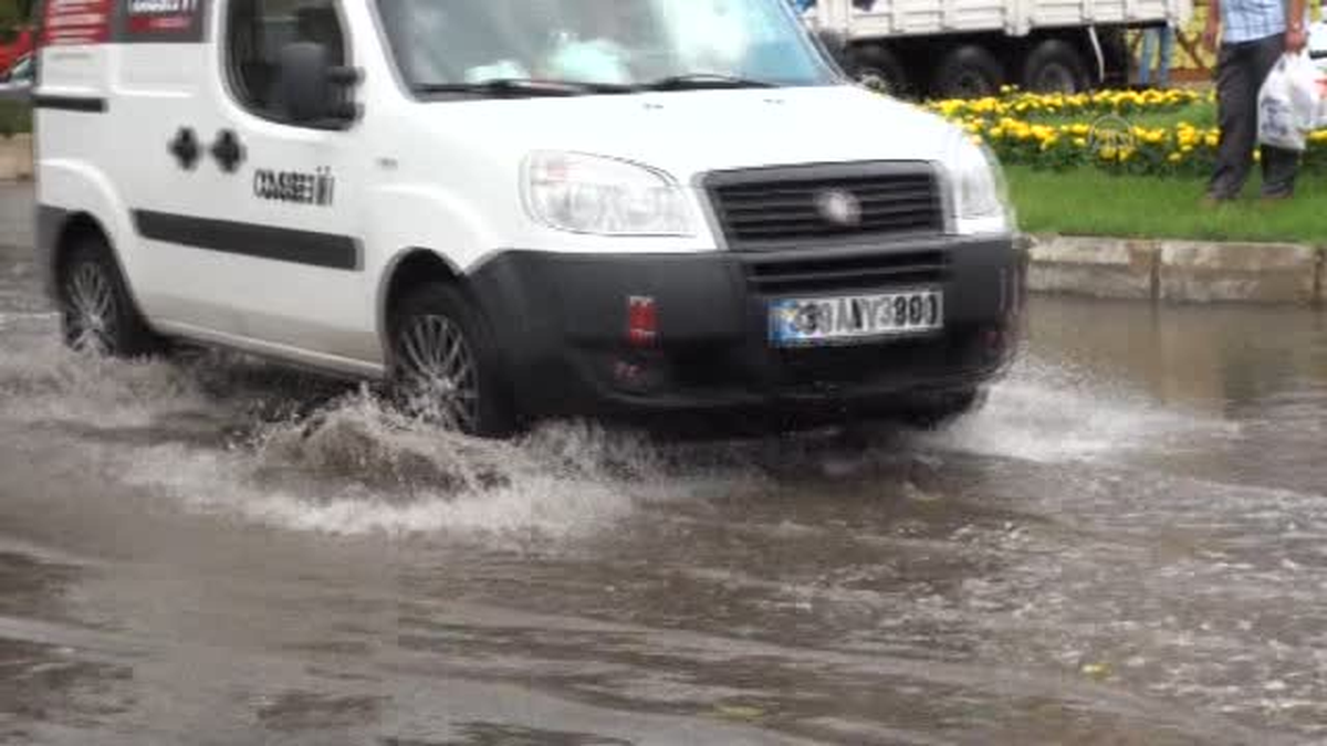 Sağanak ve fırtına hayatı olumsuz yönde etkiledi