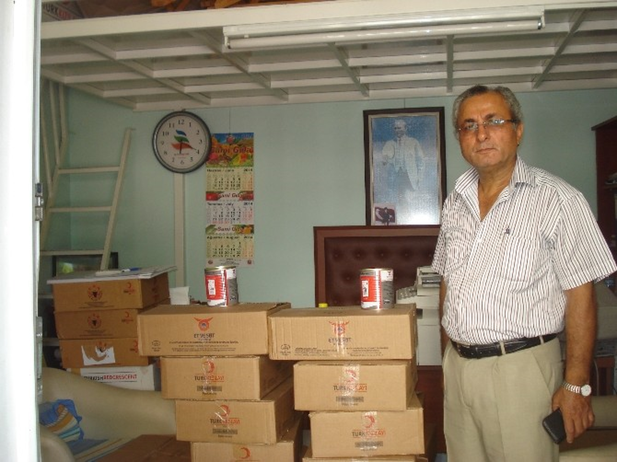 Sarıgöl\'de Kızılay 200 Aileye Kavurma Dağıttı