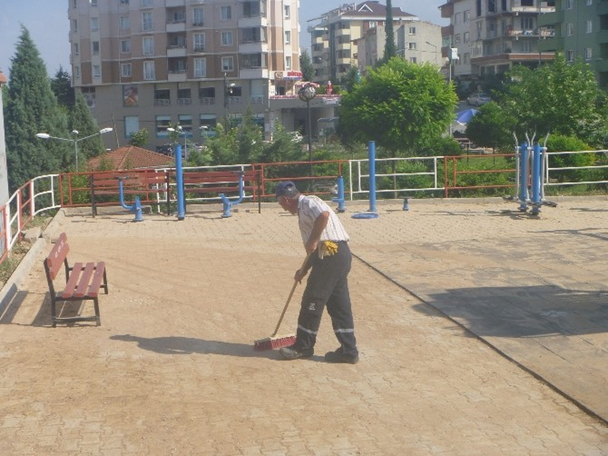 Sel Basan Çocuk Oyun Parkında Temizlik Çalışması