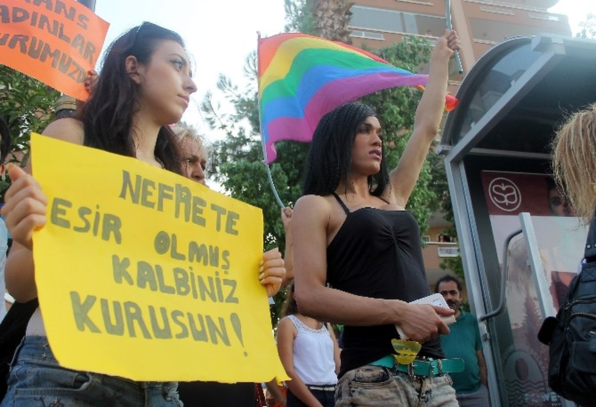 Şiddet Gördüklerini İddia Eden Lgbt Üyeleri Eylem Yaptı