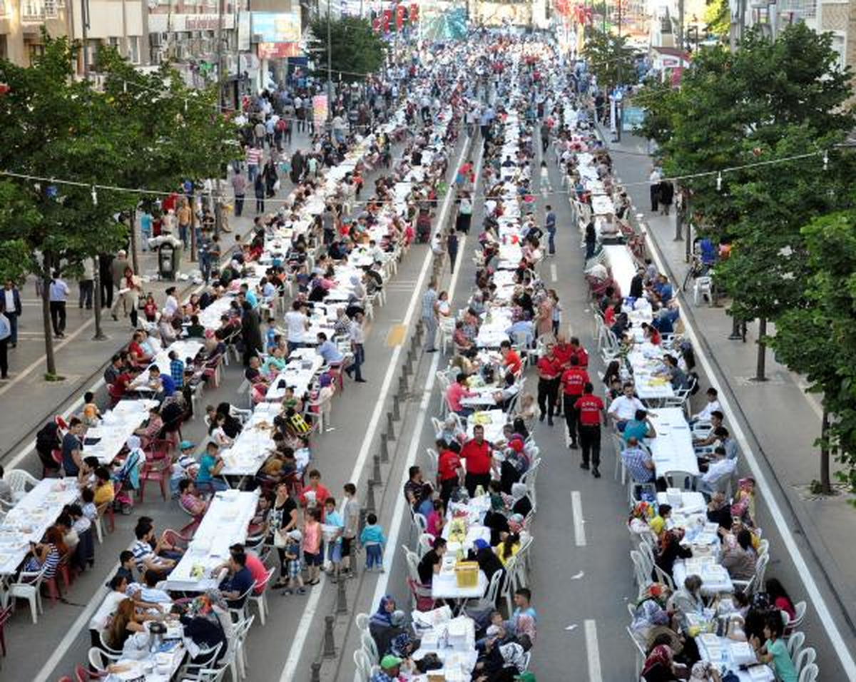 Sivas\'ta Sokak İftarına Yoğun İlgi