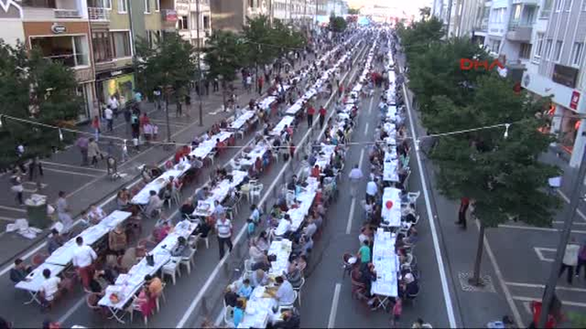 Sivas\'ta Sokak İftarına Yoğun İlgi