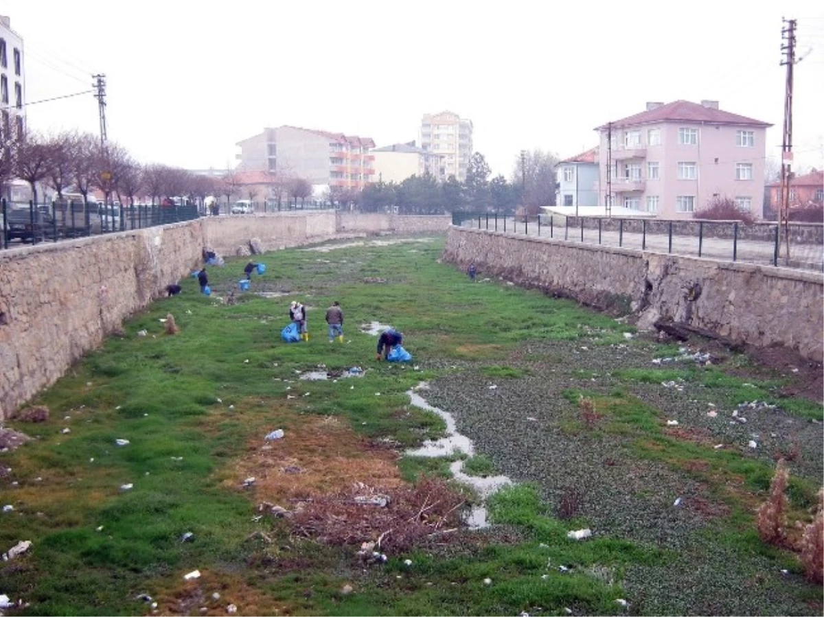 Sorgun\'da Dere Yatakları Temizleniyor