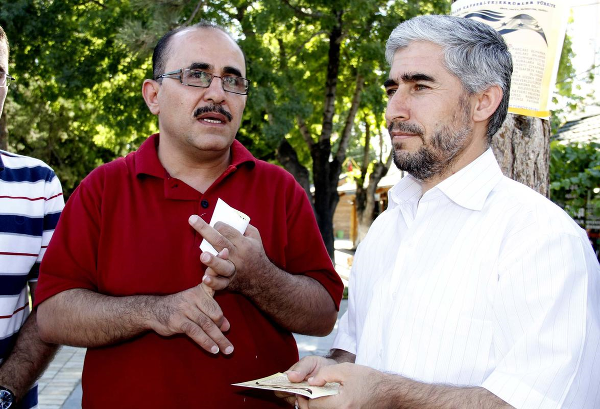 Suriyeli Sığınmacıdan Su ve Hurma İkramı
