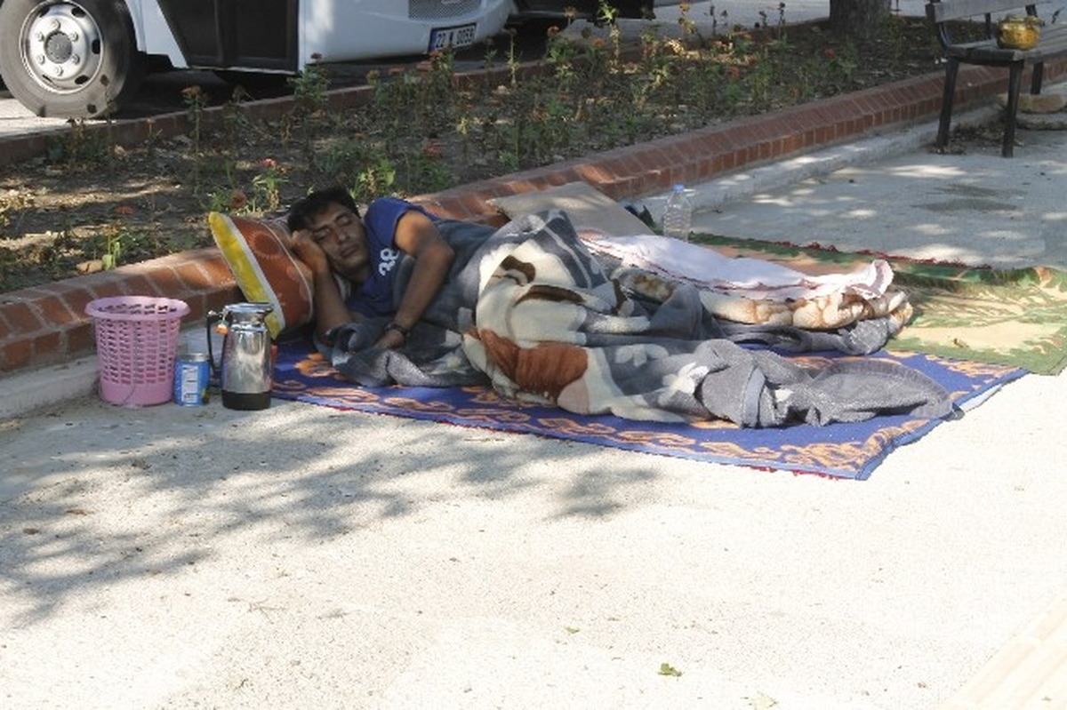 Suriyeliler Edirne\'de Kaldırımda Yatıyor