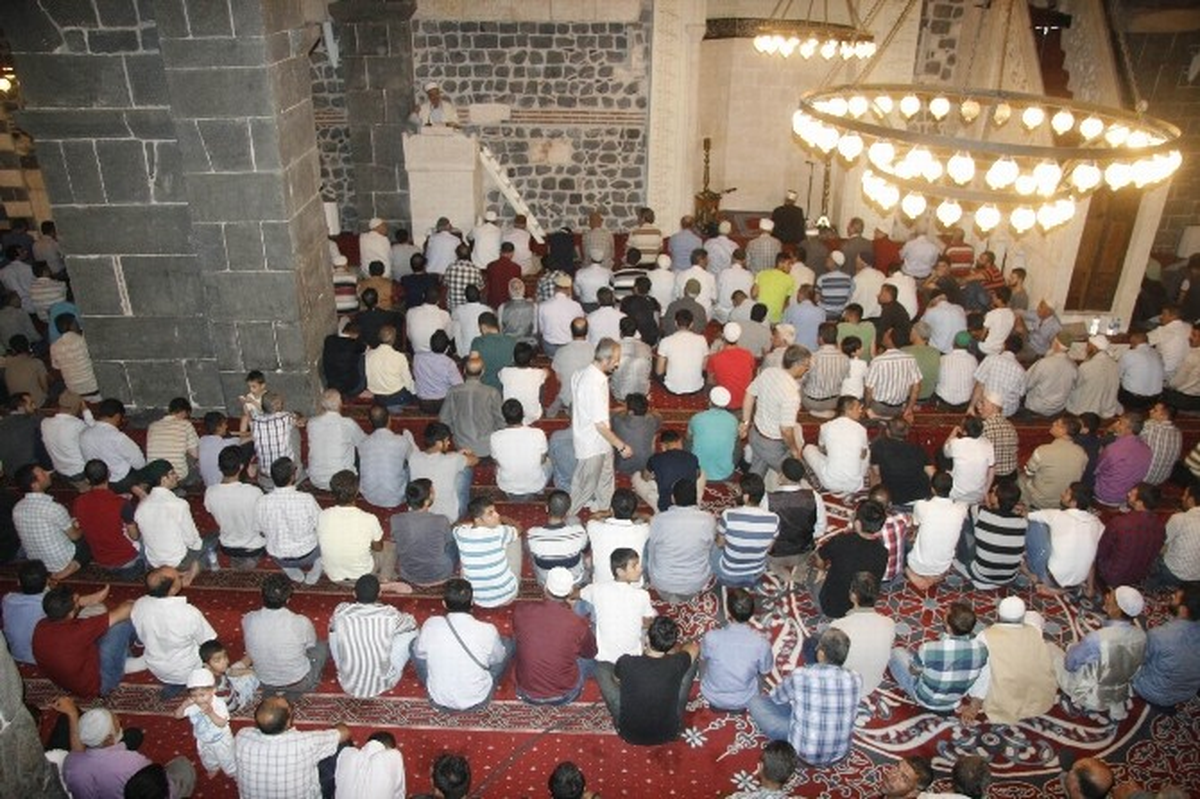 Tarihi Ulu Cami Kadir Gecesi\'nde Doldu Taştı