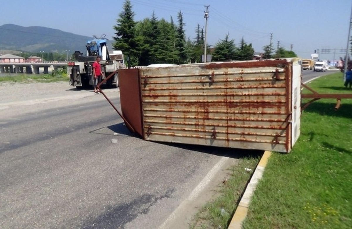 Tırdan Kopan Dorse Yolu Kapattı