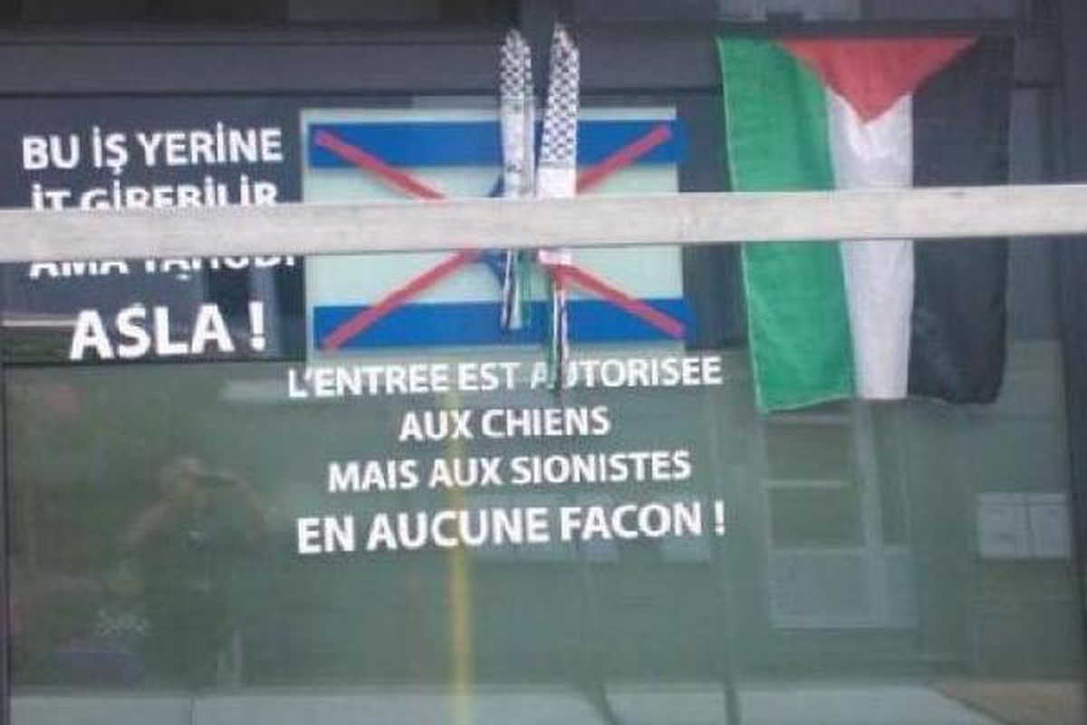 Belçika\'da Türk Kahvesine Asılan Pankart Büyük Polemik Yarattı