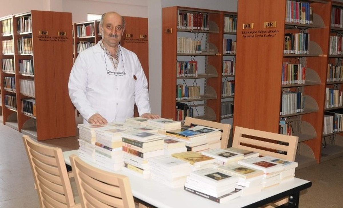 Üniversite\'ye Kitap Bağışı