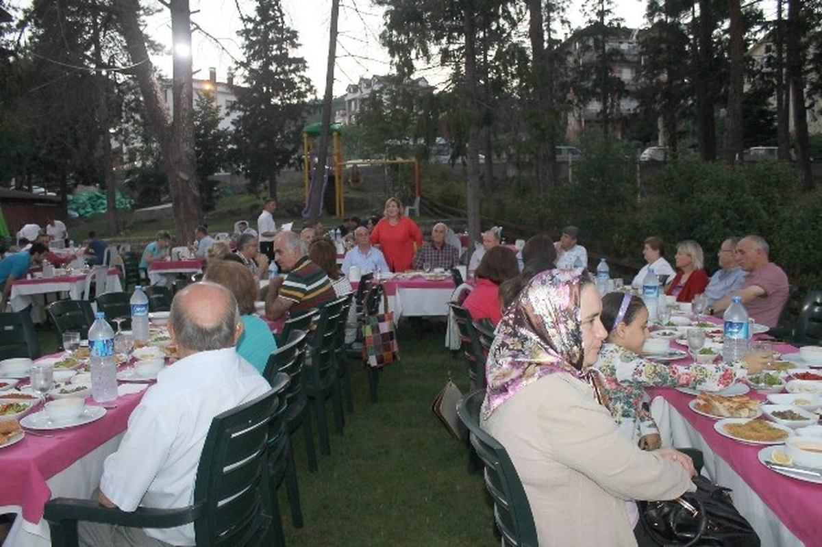 Yardımsevenler Derneği\'nden Üyelerine İftar