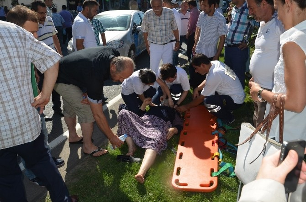 Yaşlı Kadına Otomobil Çarptı
