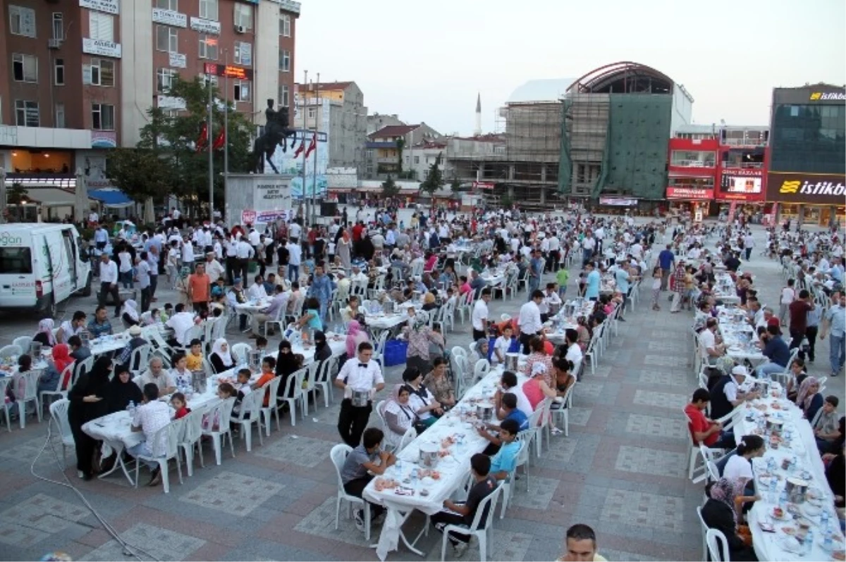 10 Bin Kişi Meydanda İftar Açtı