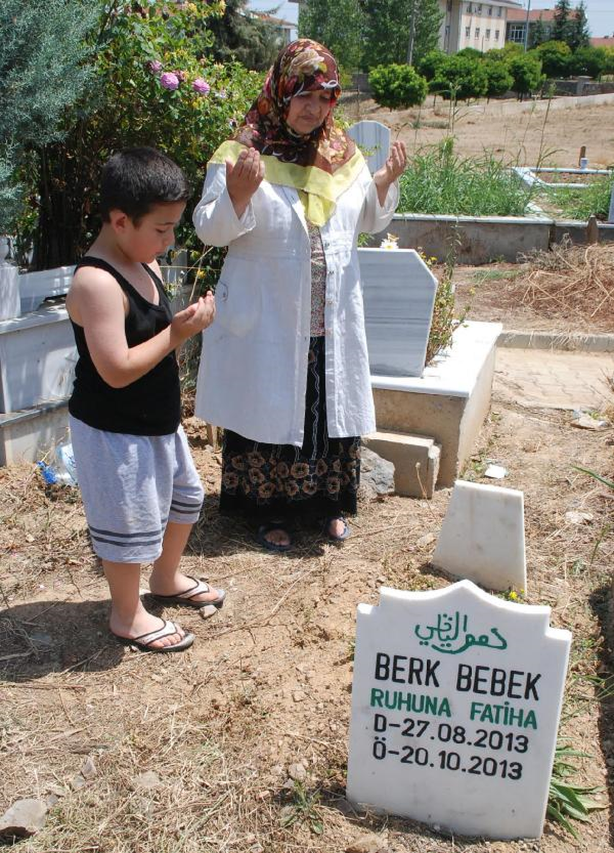 17 Ağustos Mezarlığında Dualar Berk Bebek İçin
