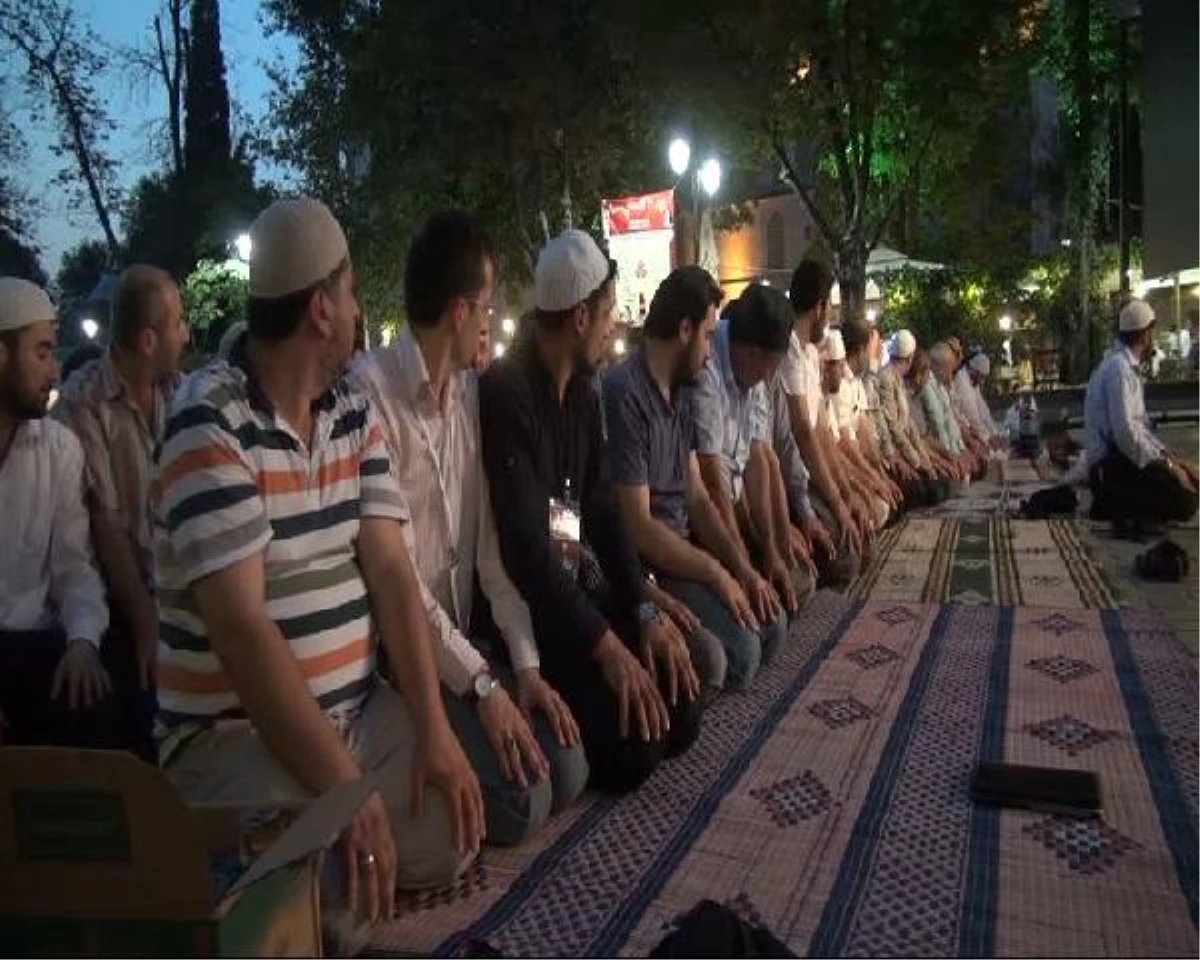 Agd\'lilerden Ayasofya Meydanı\'nda "İftardan Sahura Gazze" Etkinliği