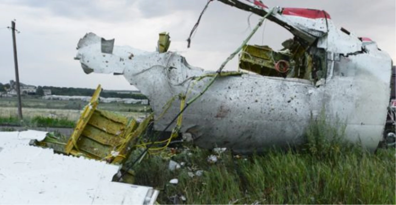 Agit, Ukrayna\'da Düşürülen Malezya Uçağının Enkazında İncelemelerde Bulundu
