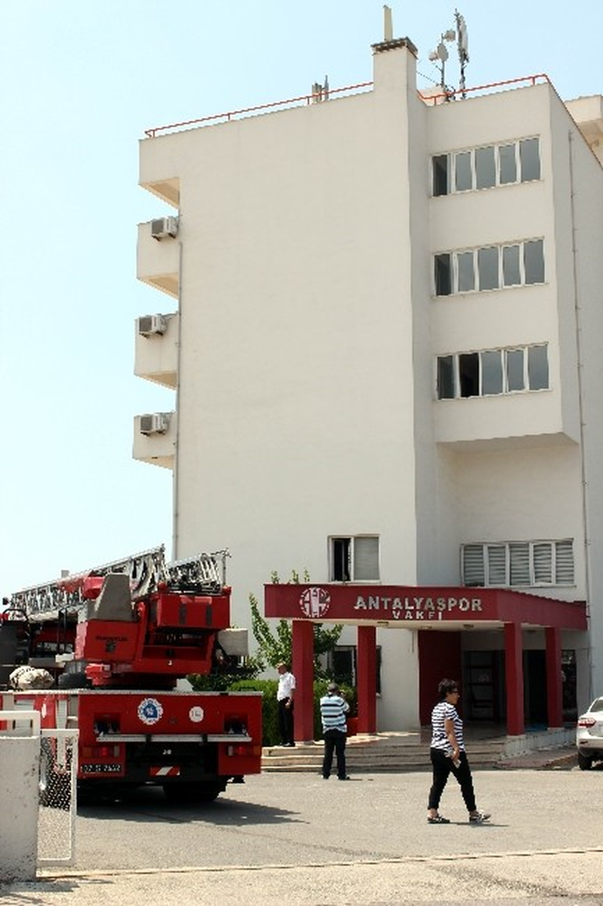 Antalyaspor Tesisleri\'nden Çıkan Duman Paniğe Neden Oldu