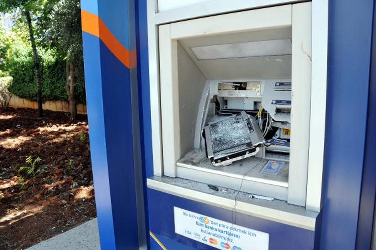 ATM\'ye Kaldırım Taşıyla Zarar Verdi, Gözaltına Alındı