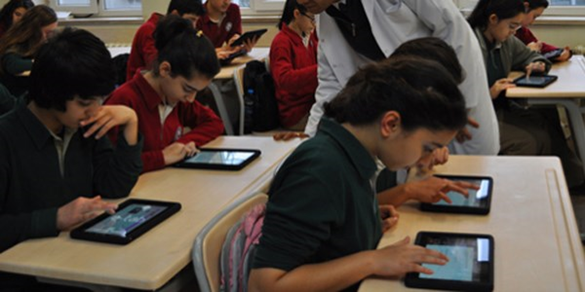 Adilcevaz\'da Çocuklara Tablet Dağıtımı