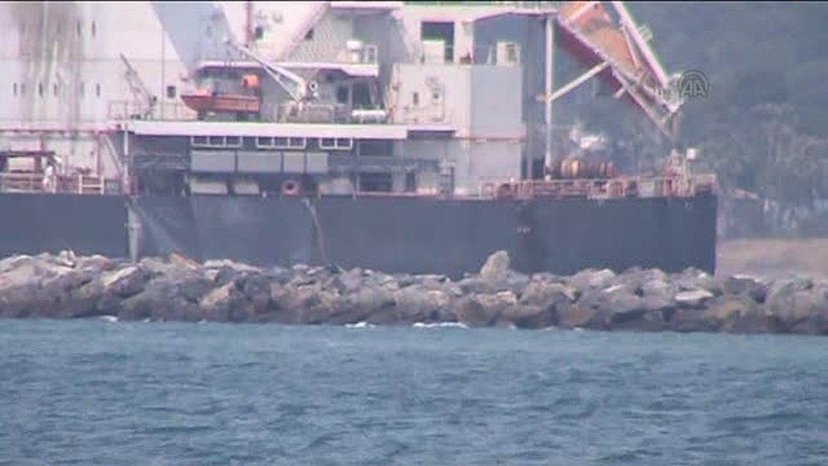 İskenderun\'da Karaya Oturan Yük Gemisi Açığa Çekildi