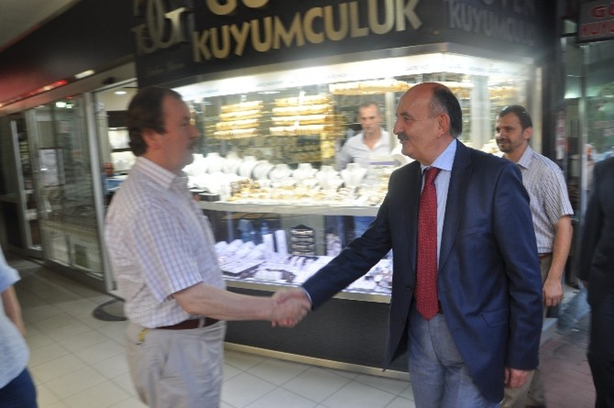 Bakan Müezzinoğlu Esnafı Ziyaret Etti, Hayır Çarşısı Açılışını Yaptı
