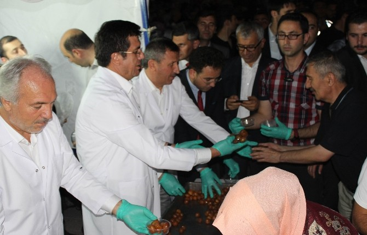 Bakan Zeybekci Kütahya'da Halka Lokma Dağıttı