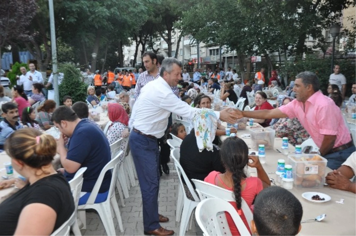 Binlerce Menemenli Kadir Gecesi Tek Sofrada Buluştu