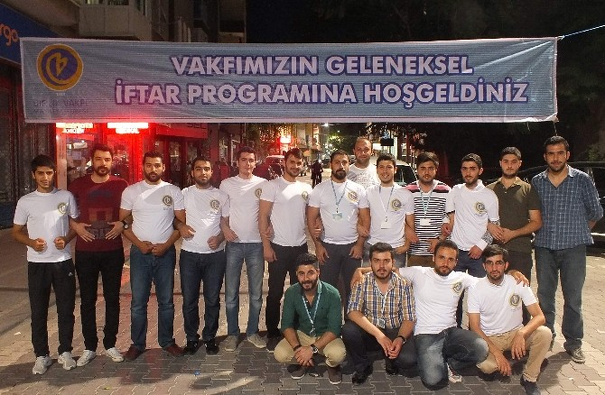 Birlik Vakfı\'ndan Sokak İftarı