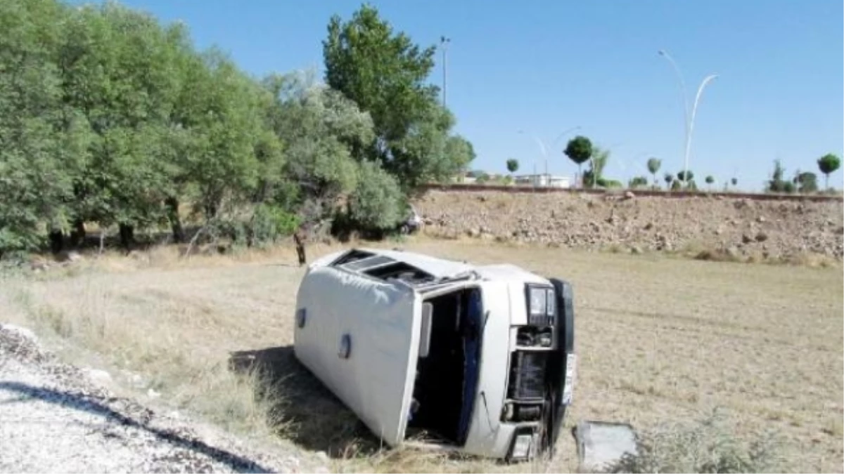 Burdur\'da Minibüs Devrildi: 16 Yaralı