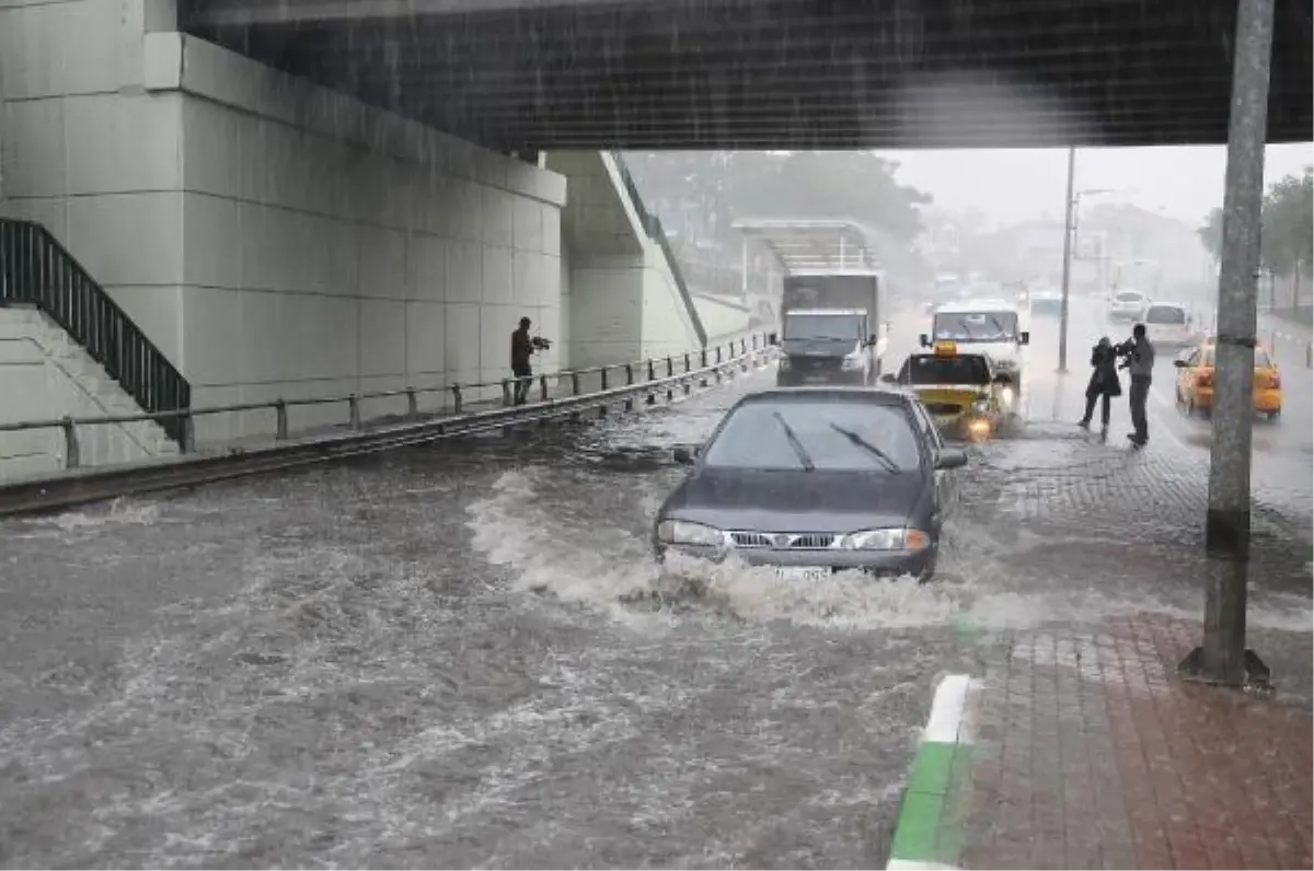 Bursa\'da Sağanak Yağış, Su Baskınlarına Neden Oldu