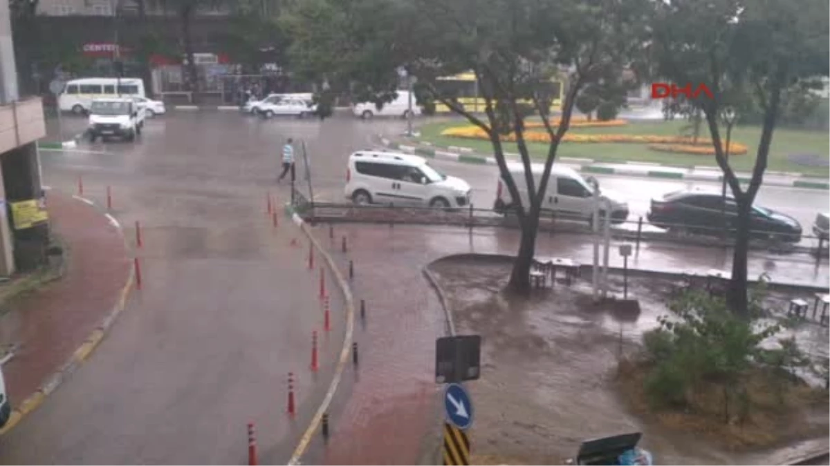 Bursa\'da Sağanak Yağış, Su Baskınlarına Neden Oldu
