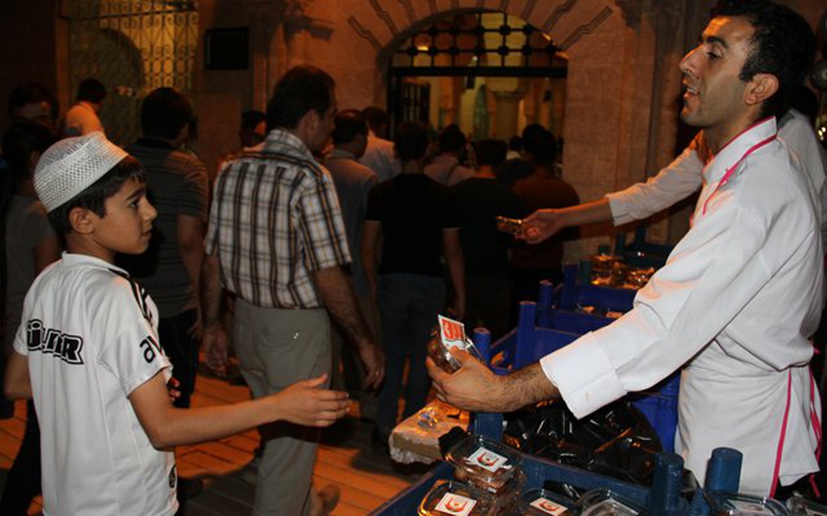 Büyükşehir Belediyesi Mevlitte Lokma İkram Etti