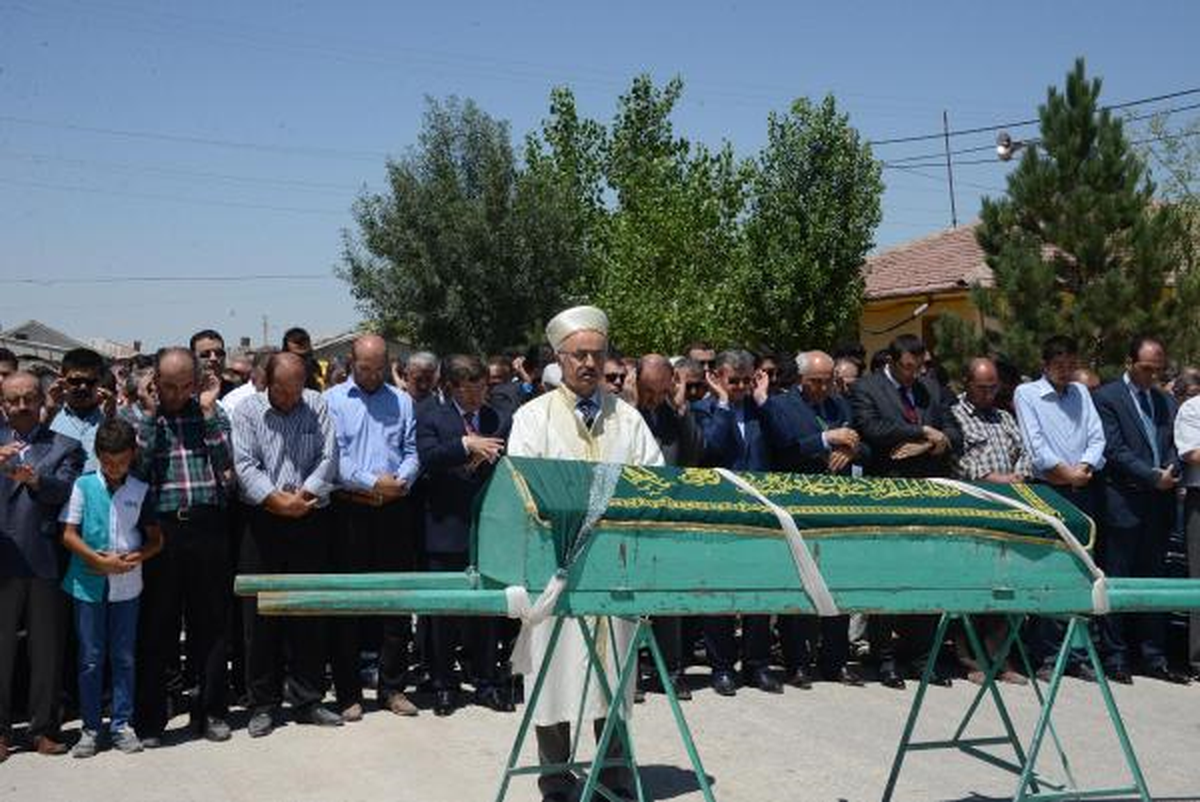 Davutoğlu, Konya\'da Danışmanının Annesinin Cenaze Törenine Katıldı