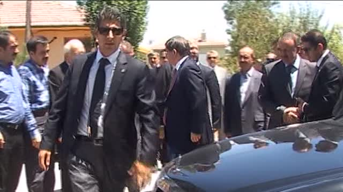 Dışişleri Bakanı Davutoğlu, cenaze törenine katıldı -