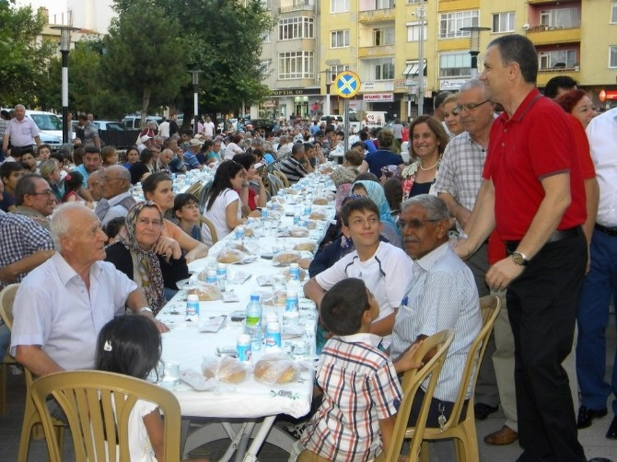 Edirne\'de 2 Kilometrelik İftar Sofrası Kuruldu