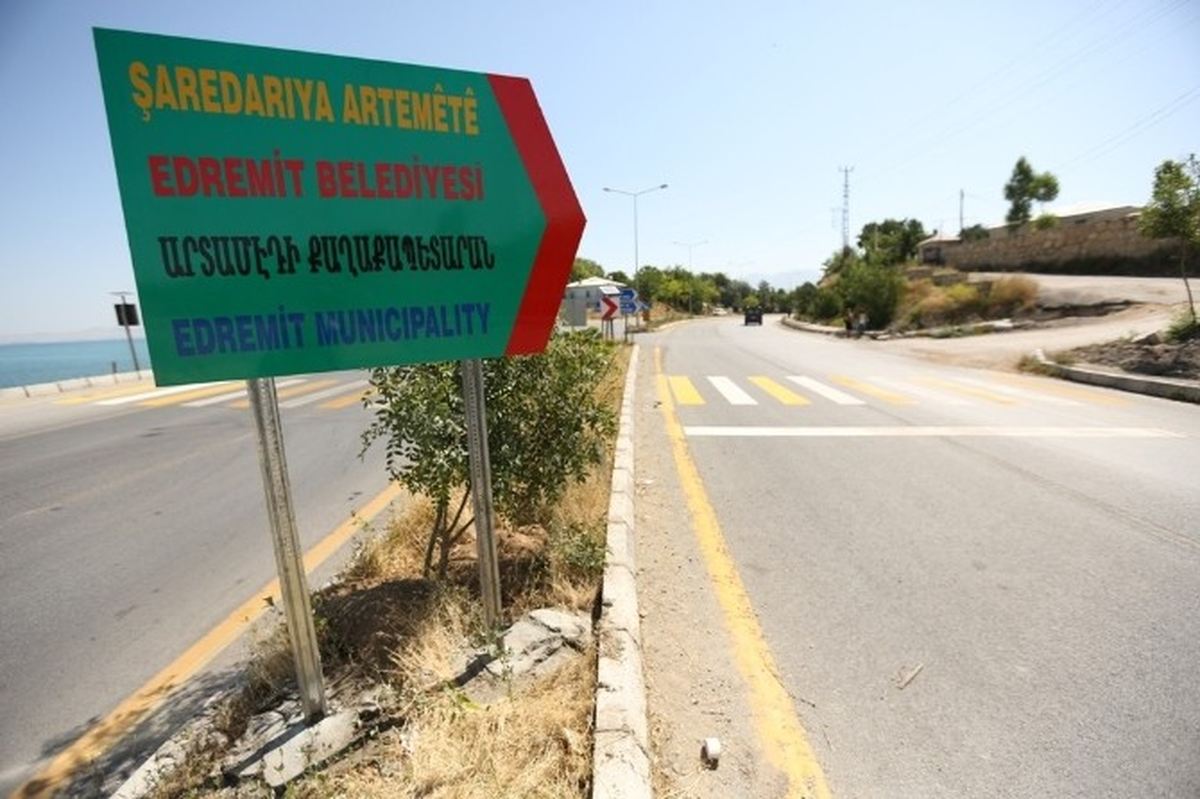 Edremit Belediyesi\'nden Ermenice Tabela