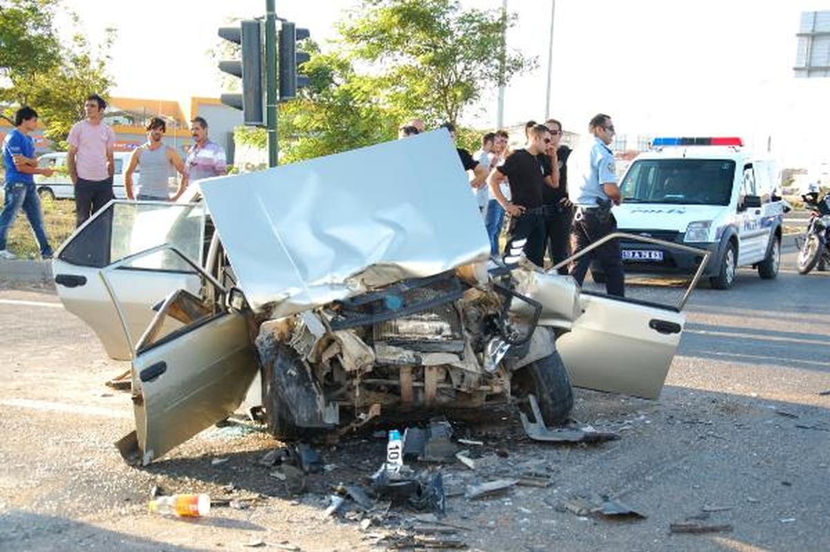 Erzurum\'da Otomobil Kamyona Çarptı: 5 Yaralı