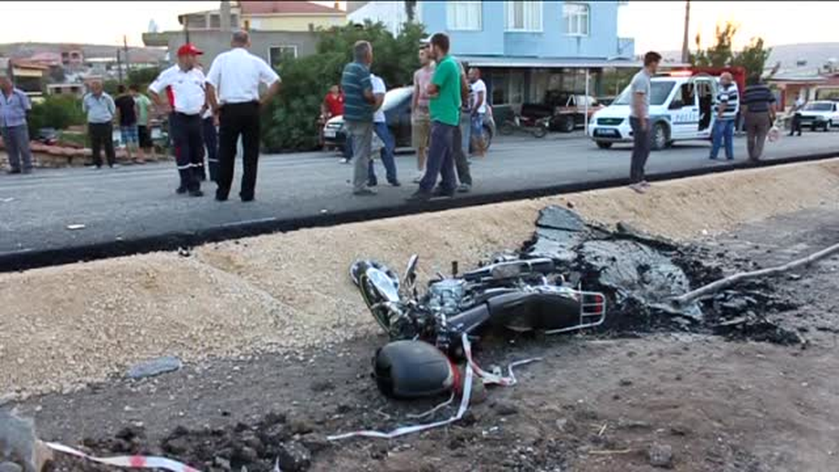 Ezine\'de otomobil ile motosiklet çarpıştı: 1 yaralı -
